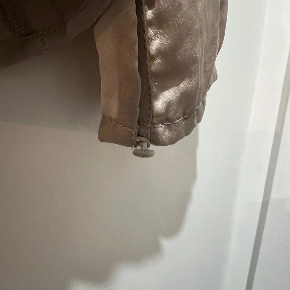 Carmen Marc Valvo Beige V-Neck Blouse - Picture 6 of 6